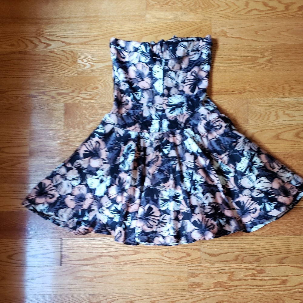 Dress - Picture 8 of 8